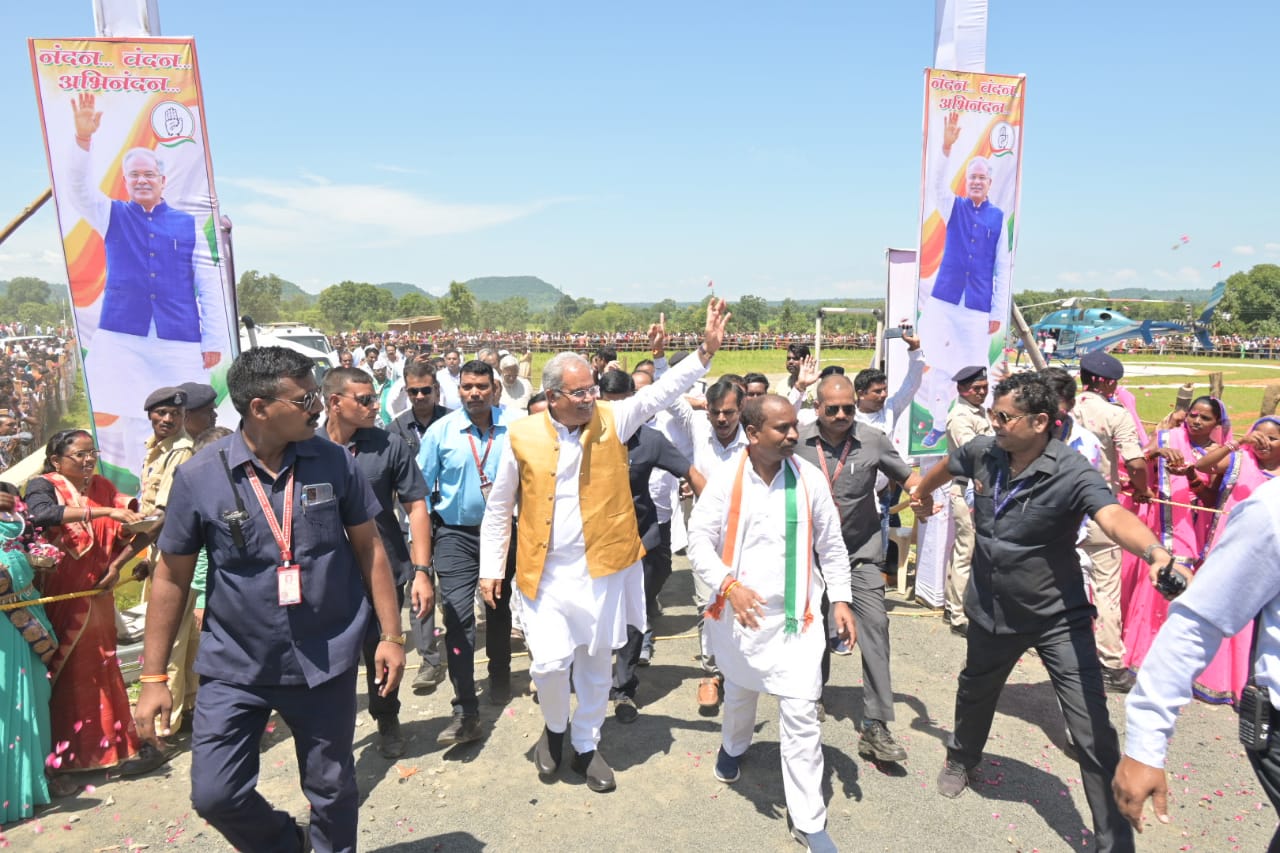 You are currently viewing CM Bhupesh Baghel in Manendragarh : मनेंद्रगढ़ में मुख्यमंत्री भूपेश बघेल का रोड शो…