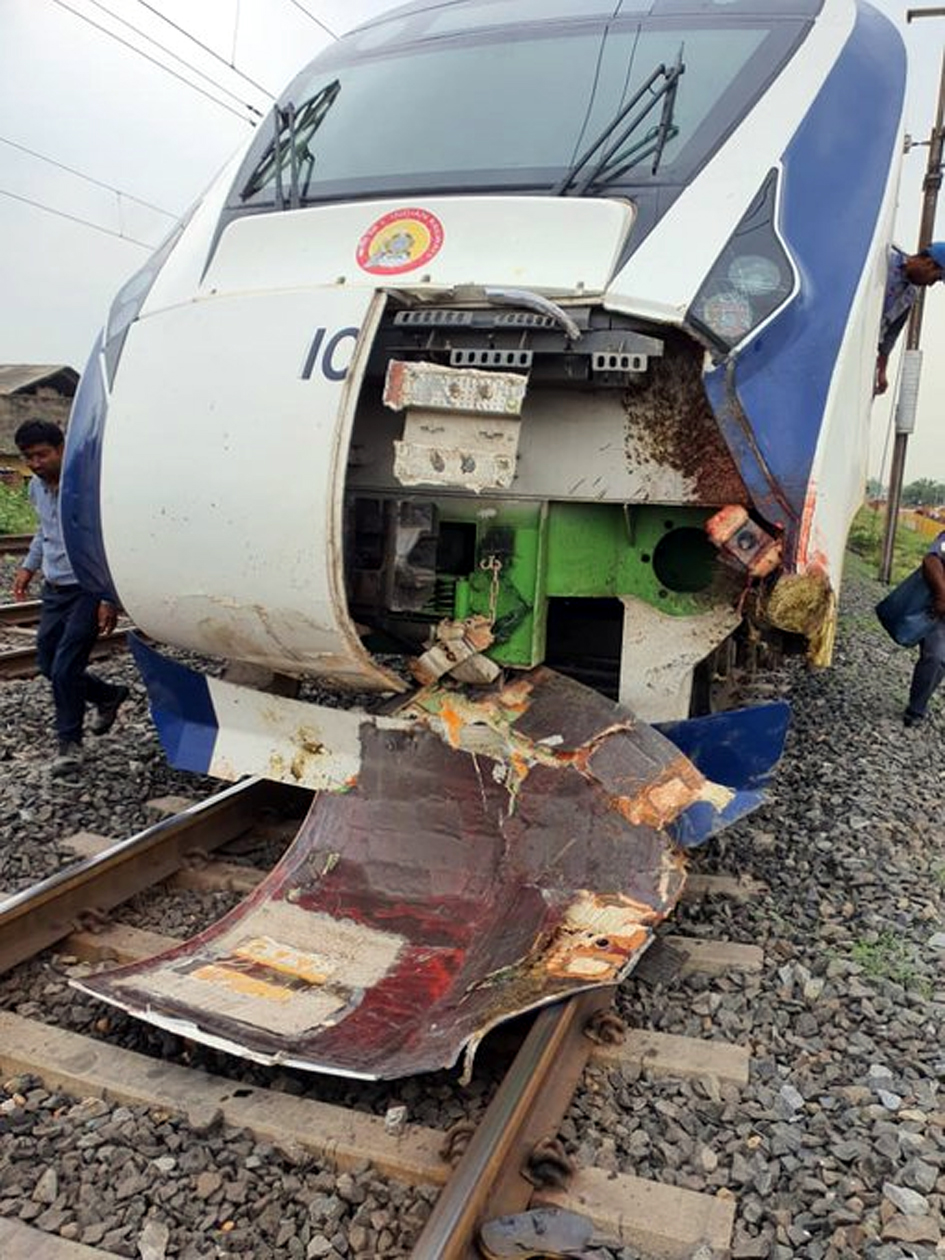 You are currently viewing Vande Bharat Express Accidentः वंदे भारत एक्सप्रेस हादसे का शिकार