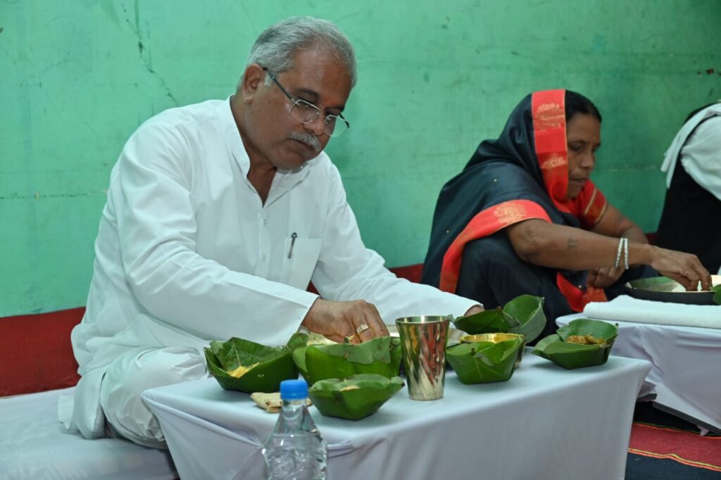 CG Raipur Latest News : मुख्यमंत्री भूपेश बघेल ने ग्राम केरा निवासी किसान संतोष बंजारे के घर बड़ी ही सादगी के साथ लिया भोजन का स्वाद