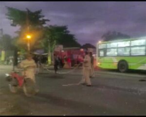 Read more about the article Maharashtra Nashik : कंटेनर से टकराकर बस में लगी आग, 11 यात्री जिंदा जले; कई लोग घायल