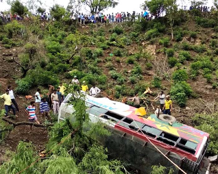 Uttarakhand Bus Accident : पौड़ी के बिरखाल में बारातियों से भरी बस खाई में गिरी, 25 की मौत, 21 घायल