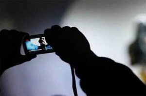 Instagram में अपलोड किया अश्लील विडियों, पटना पुलिस ने लिया हिरासत में