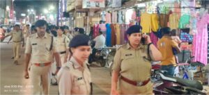 Read more about the article Dhamtari Police धमतरी पुलिस द्वारा किया गया मकई से सदर बाजार तक पैदल पेट्रोलिंग