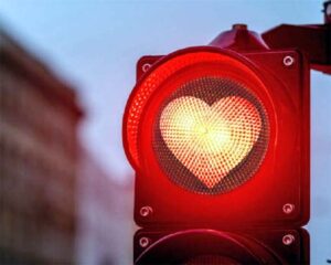 Traffic Light : शहर में अब इस रूप में दिखेगी ट्रैफिक लाइट, अगर तोड़ा सिग्नल तो दिल टूट जायेगा...जानिए