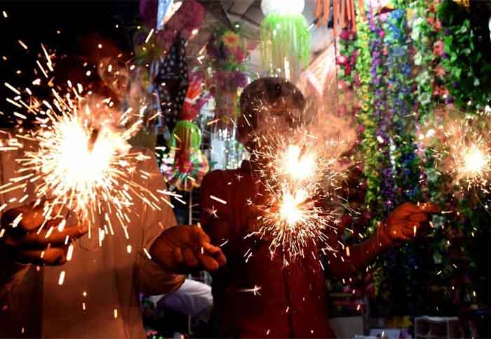 CG Bilaspur : दिवाली पर कितने घंटे फोड़ सकेंगे पटाखें, जिला प्रशासन ने जारी किया आदेश