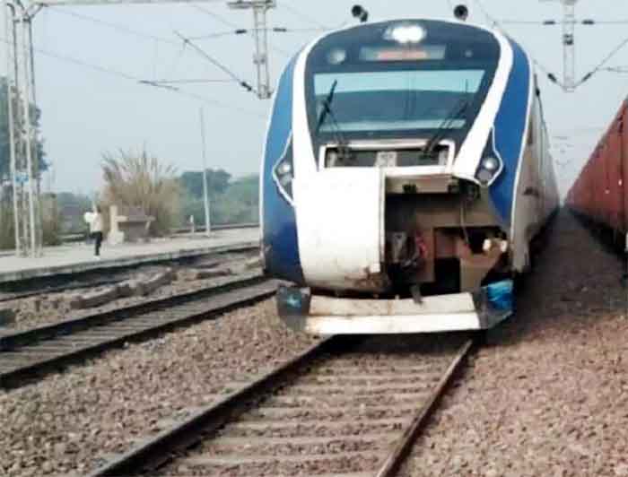 Vande Bharat Express : वंदे भारत एक्सप्रेस पटरी पर लौटी, भैंसों के झुंड से टकराकर हुई थी दुर्घटनाग्रस्त