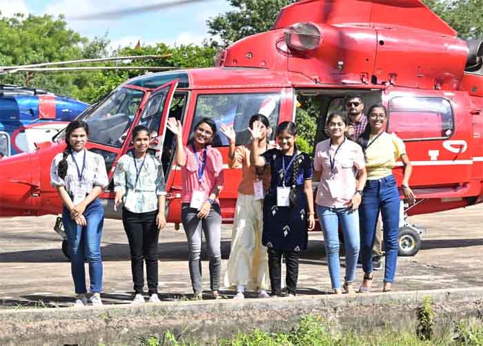 Toppers of Chhattisgarh : छत्तीसगढ़ के बोर्ड टॉपर्स को आज से दी जाएगी हेलीकॉप्टर सवारी, 125 छात्रों को मिला मौका