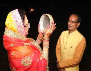 CM Shivraj Singh Chauhan : मुख्यमंत्री चौहान ने पत्नी के साथ मनाया करवा चौथ का पर्व