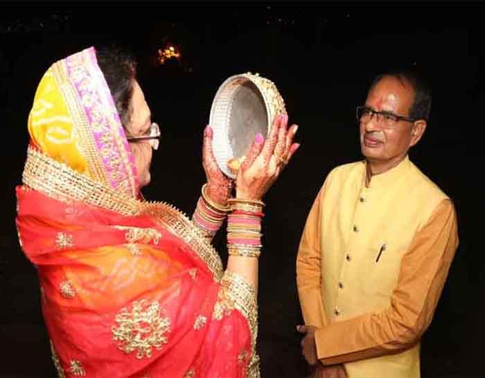 CM Shivraj Singh Chauhan : मुख्यमंत्री चौहान ने पत्नी के साथ मनाया करवा चौथ का पर्व