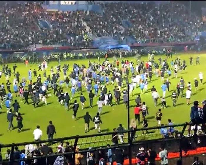 Indonesia Big News : फुटबॉल मैच के दौरान भारी हिंसा के बाद भगदड़, 127 की मौत, कई घायल