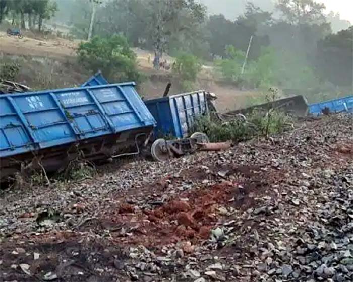 Train Accident In Jharkhand : झारखंड में बड़ा रेल हादसा, मालगाड़ी के 53 डिब्बे तड़के पटरी से उतरे