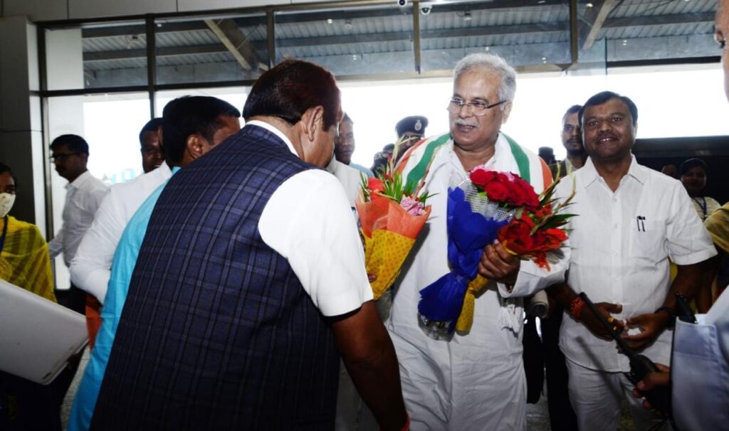 Maa Danteshwari Airport : मुख्यमंत्री बघेल का मां दंतेश्वरी एयरपोर्ट में आत्मीय स्वागत