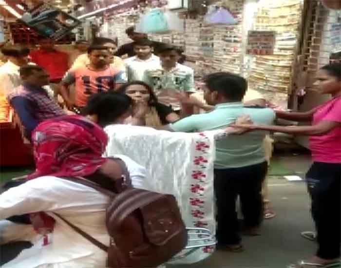 Ghaziabad News : प्रेमिका को शॉपिंग करा रहा था पति, अचानक बाजार में मिल गई पत्नी, फिर दे दनादन लात घुसो की बरसात...