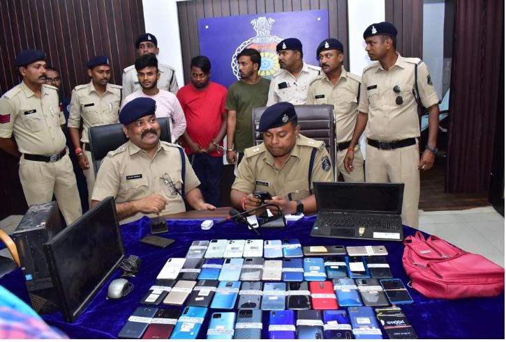 You are currently viewing Bhilai Big News चोरी का मोबाईल फोन बेचने वाले चोर से पुलिस ने जप्त किया 27 नग मोबाइल