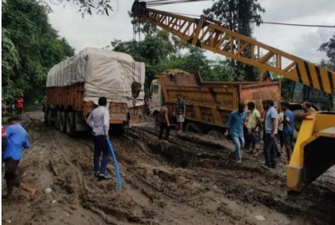 You are currently viewing Dharamjaygarh News सड़क निर्माण कार्य में लापरवाही, 3 ठेकेदारों समेत EE PWD को कलेक्टर ने जारी किया कारण बताओ नोटिस