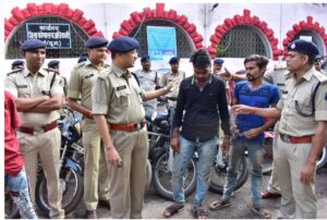 Read more about the article Durg Police रायपुर से बाइक व कार चुराकर दुर्ग में बेचते थे शातिर चोर, रात्रि गश्त में गिरोह का खुलासा..