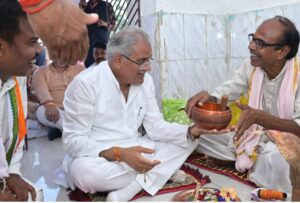 Read more about the article Meet meet मुख्यमंत्री बघेल ने ग्राम साराडीह में महानदी के तट पर बने शिव मंदिर का किया दर्शन