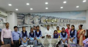 Read more about the article Dhamtari Collector श्रवण बाधितार्थ मेधावी छात्राओं को कलेक्टर ने प्रदान किया चेक