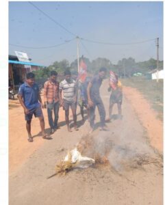 Read more about the article Narayanpur News कर्मचारियों को वेतन नहीं मिलने पर बेनूर के भाजयुमो कार्यकर्ताओं ने फूंका पुतला