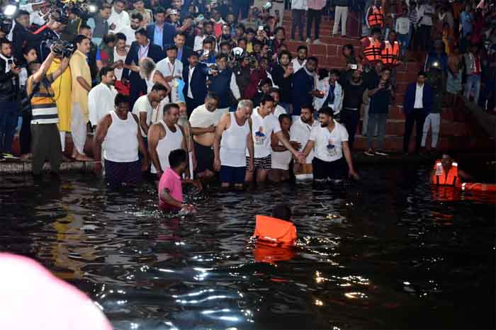 Mahadev Ghat CG Raipur : मुख्यमंत्री भूपेश बघेल ने खारून नदी के महादेव घाट में किया कार्तिक पूर्णिमा स्नान
