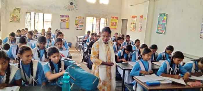 Collector Nupur Rashi Panna : कलेक्टर नूपुर राशि पन्ना ने अडभार मे ली बच्चों की क्लास