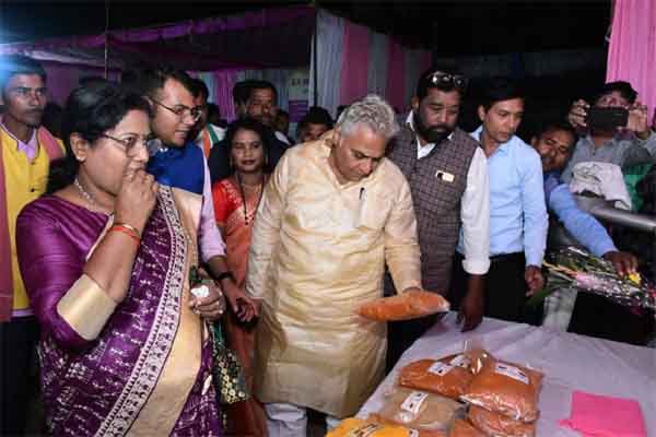 Rajnandgaon : राज्य भंडार निगम के अध्यक्ष अरूण वोरा ने किया राज्योत्सव के जिला स्तरीय कार्यक्रम का किया शुभारंभ ।