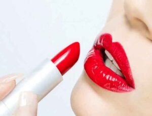 Lipstick Side Effects : लिपस्टिक लगाने से आप हो सकते हैं इन गंभीर बीमारियों के शिकार...जानिए