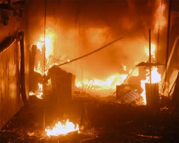 Firozabad Inverter Factory Fire : इन्वर्टर फैक्ट्री में आग लगने से दंपती समेत 6 की मौत, लोगों ने दमकल को कोसा लापरवाही का आरोप