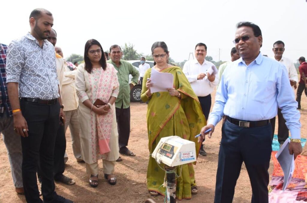 CG News : धमतरी जिले की प्रभारी सचिव रेणु पिल्ले ने सोरम धान खरीदी केंद्र का किया निरीक्षण