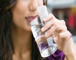 Read more about the article Disadvantages of drinking too much water : ज्यादा पानी पीने से हो सकती है मौत! खबर पढ़कर आप दंग रह जाएंगे