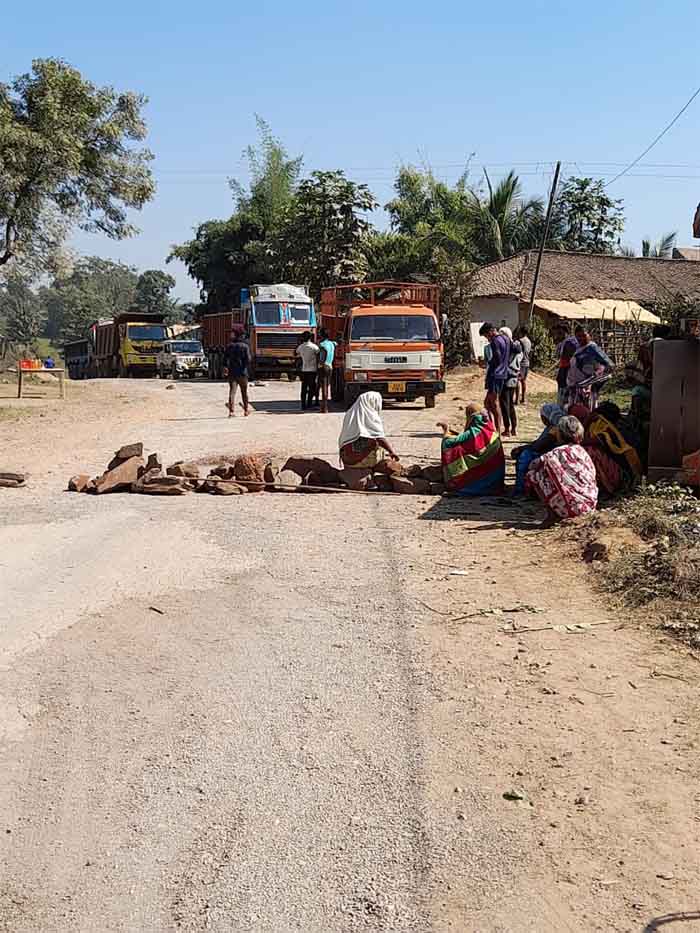 Narayanpur News : ओरछा मार्ग की बदहाल स्थिति से परेशान होकर ग्रामीणों ने किया मार्ग बंद