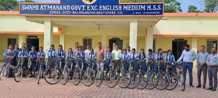 CG Balodabazar : सुनील माहेश्वरी ने छात्राओं को किया साइकिल वितरित उज्जवल भविष्य की दी शुभकामनाएं