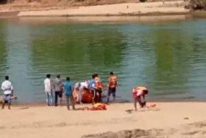 Dantewada News : इंद्रावती नदी में लकड़ी की नाव पलटने से डूबा युवक, तलाश जारी