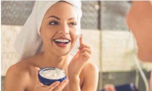 Read more about the article Moisturize the skin सर्दियों में त्वचा को मॉइस्चराइज रखने के लिए इन 5 घरेलू मेड का करे इस्तेमाल