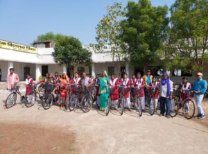 Read more about the article Saraswati Cycle Distribution Scheme साइकिल मिलने से छात्राओं के चेहरे में आई मुस्कान: बजरंग श्रीवास