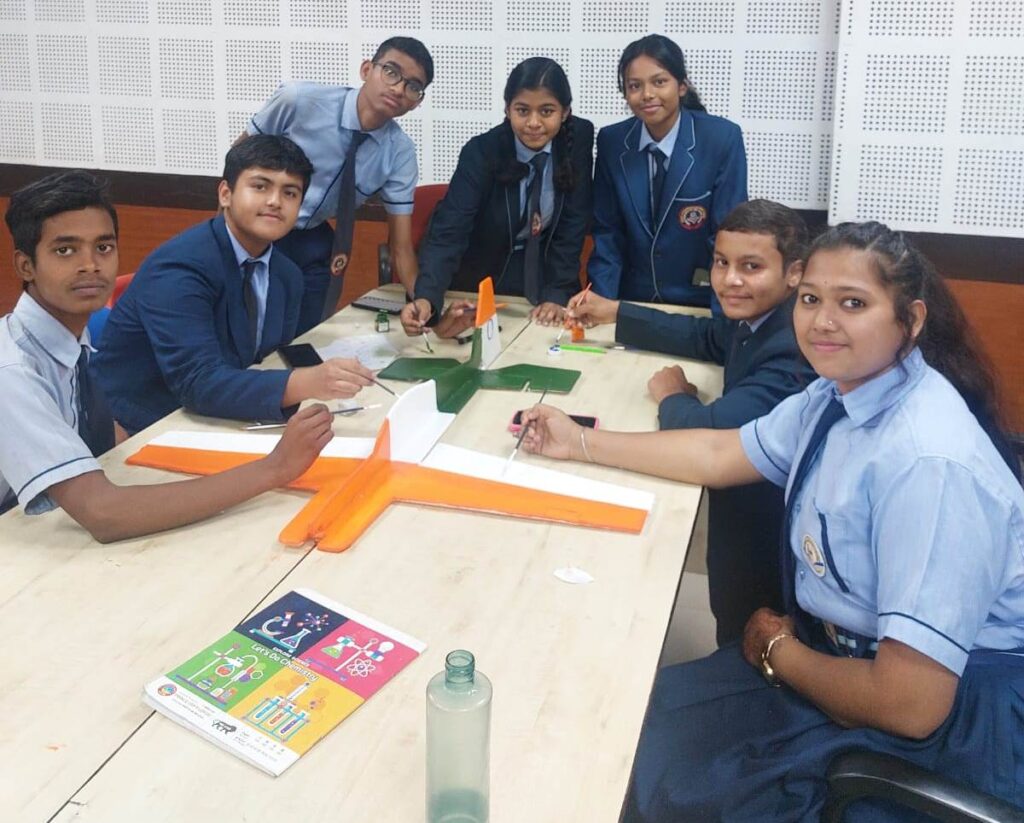 Chhattisgarh Regional Science Center : रायपुर : छत्तीसगढ़ रीजनल साईंस सेंटर की कार्यशाला में बच्चों ने एयरोप्लेन के विज्ञान को समझा, मॉडल बनाकर स्वयं अनुभव किया