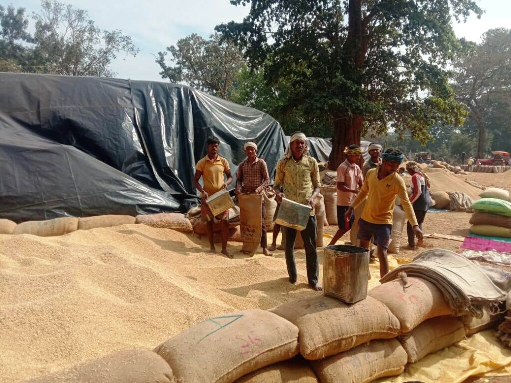 Dhamtari 13 December : करैहा में नया धान उपार्जन केन्द्र बनने से 13 गांव के किसानों को मिल रहा फायदा