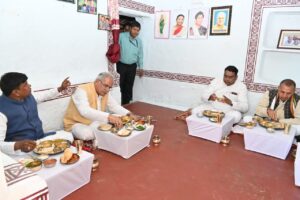 Read more about the article Raipur 29 December 2022 : मुख्यमंत्री भूपेश बघेल पहुंचे कुंजाम परिवार के घर, कांसे की थाली में लिया छत्तीसगढ़ के व्यंजनों का स्वाद
