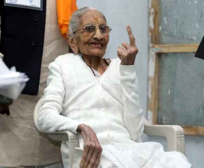 PM Modi's mother Heeraben : पीएम मोदी की मां हीराबेन ने डाला वोट, उम्र 100 साल से ज्यादा