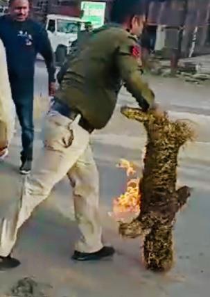CG Baloda Bazar : समीर ने स्वयं जलने की परवाह न कर मुख्यमंत्री का पुतला लेकर भागा और भाजपाईयों के मंसुबे पर पानी फेरा