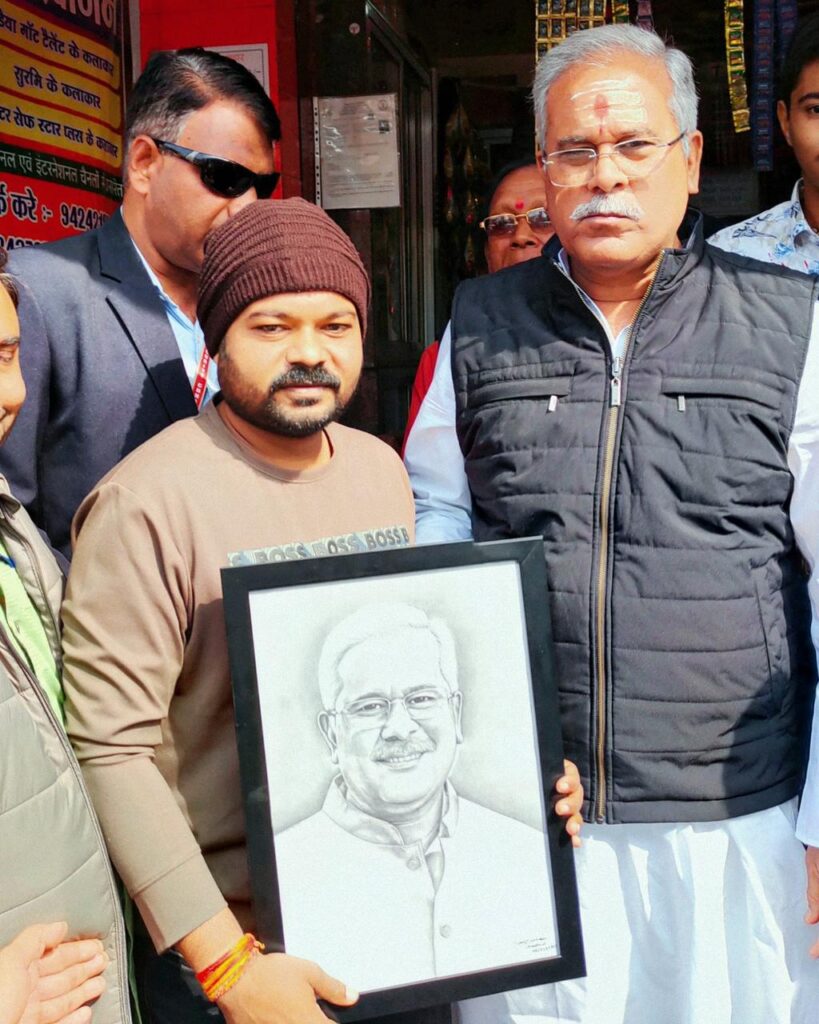 Gariaband News : गरियाबंद के आर्टिस्ट सूरज सिन्हा ने मुख्यमंत्री भूपेश बघेल को भेंट किया उनका स्केच
