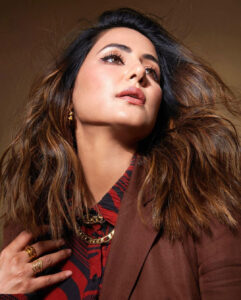 Read more about the article Tv actress hina khan : ओपन कोट में हिना खान में दिखाईं दिलकश अदाएं
