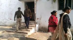 Read more about the article Balrampur Police : महिला ठग चढ़ी बलरामपुर पुलिस के हत्थे, करोड़ों रूपये की हेराफेरी का आरोप