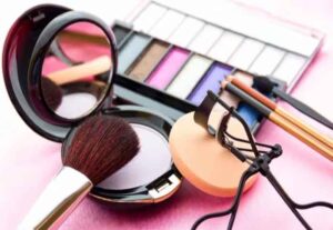 Read more about the article Makeup Tips : अगर आपको भी नहीं पसंद है मेकअप, तो अपनाएं ये टिप्स