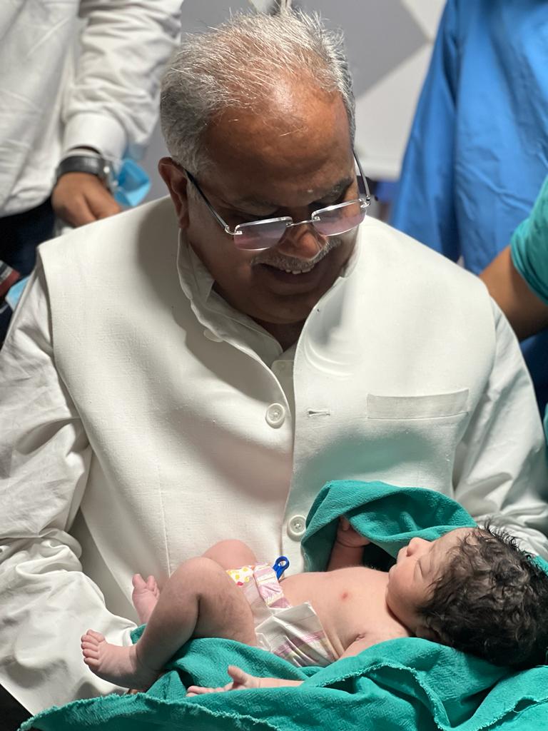 CM Bhupesh Baghel became grandfather : छत्तीसगढ़ के मुख्यमंत्री भूपेश बघेल बने दादा...परिवार मे खुशी की लहर
