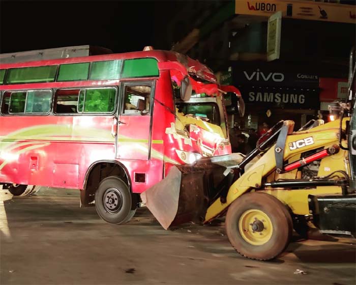 Rajdhani Raipur Big Accident : राजधानी रायपुर के ह्रदय स्थल जयस्तंभ पर आधी रात को बड़ा सड़क हादसा....