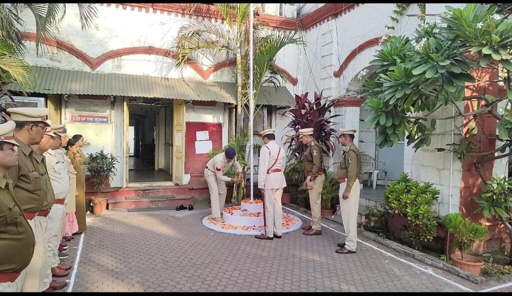 Raigarh Police Office on 74th Republic Day : 74 वें गणतंत्र दिवस पर रायगढ़ पुलिस कार्यालय सहित जिले के थाना और चौकियों में शान शौकत से लहराया तिरंगा…..