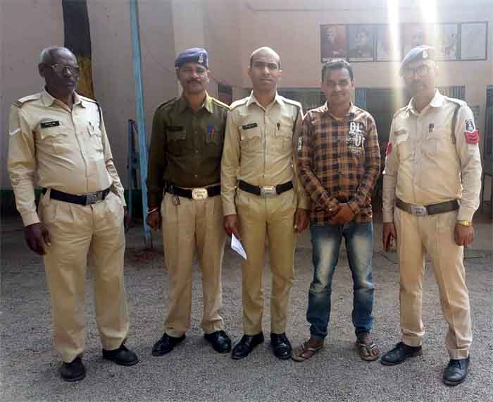 Dhamtari Police : धमतरी पुलिस द्वारा गरियाबंद के परिवाद के मामले के स्थाई वारंटी को किया गया गिरफ्तार