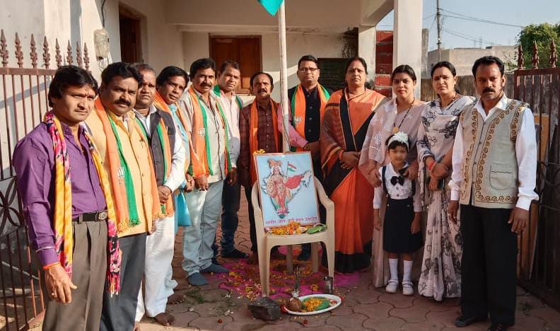 BJP Office Kasdol : भाजपा कार्यालय कसडोल में राष्ट्रीय ध्वज फहराया प्रदेश मंत्री श्याम बाई साहू ने
