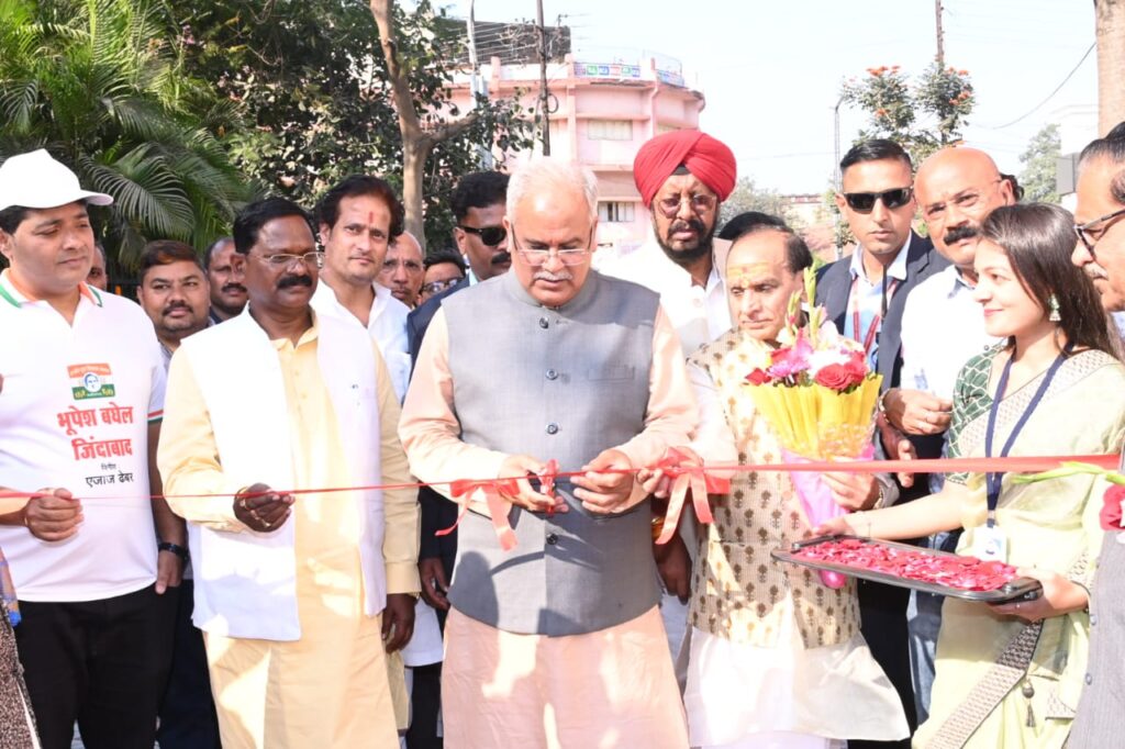 Raipur 12 January 2023 : मुख्यमंत्री भूपेश बघेल ने राजधानी रायपुर के नगर निगम गार्डन के समीप भूतनाथ डे चैरिटेबल ट्रस्ट द्वारा संचालित हरिनाथ एकेडेमी इंग्लिश हायर सेकेंडरी स्कूल के नए भवन का लोकार्पण किया